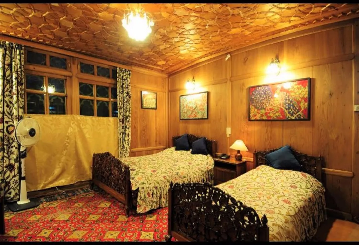 Yaadgar Houseboat